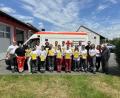 Bild: Simone Schultes/BRK-Kreisverband Tirschenreuth/exb
Zwölf neue Sanitäter beim Kreisverband Tirschenreuth im BRK. Mit im Bild: Kreisbereitschaftsleiter Christian Stahl, Lehrgangsleiterin Melissa Wagner, stellvertretende Chefärztin Susanne Brückner (von links), Prüfer Jakob Meyer (Fünfter von links), Chefarzt Dr. med. Bertram Völkl, stellvertretende Kreisbereitschaftsleiterin Verena Völkl, Prüferin Theresa Maurer, Lehrgangsleiter Philipp Hundhammer (von rechts) und Kreisgeschäftsführer Sven Lehner (Sechter von rechts).