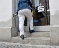 Bild: Petra Hartl
Barrierefrei ist das nicht: Die Treppen zum Geldautomaten in der Bahnhofstraße erschweren den Zutritt zur Sparkassen-Filiale in der Innenstadt.