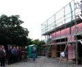 Bild: do
Rund 40 Gäste feierten auf Einladung von Pfarrer Pater Johannes Bosco beim Richtfest für das neue Pfarrheim mit.