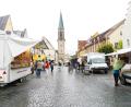Bild: kaz
Die Stadt Kemnath hatte am Donnerstag zum Wochenmarkt eingeladen. Zehn Fieranten aus der Region boten auf dem Stadtplatz ihre Waren an. Durch das wechselhafte Wetter blieb der große Anstrum allerdings aus.