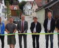 Bild: Stadt Tirschenreuth/exb
Bürgermeister Franz Stahl (Dritter von links) mit David Neidl vom Planungsbüro Neidl & Neidl, Stadtkämmerer Harald Eckstein, Stadtbaumeister Andreas Ockl, Bauleiter Marcel Leistner von der Firma WTU Weischlitz sowie der Bauamtmitarbeiterin und Projektverantwortlichen Regina Zahn (von rechts) beim offiziellen Banddurchschnitt.