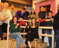 Bild: kro
Schon bei den Proben wird viel gelacht. Unser Bild zeigt das Ensemble mit (stehend von links) Andreas Riedl, Silvia Waidhas, Andreas Grillmeier, Markus Härtl, Jacob Müller, Diana Gollwitzer, Markus Waller, Katharina Grillmeier und Christoph Frank. Sitzend von links Franziska Weiß und Vanessa Riedl.