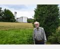 Bild: kki
Von seinem Garten aus hat Oswald Baer die Pirker Auferstehungskirche, an deren Bau er neben Pfarrer Gottfried 
 Leibl maßgeblich beteiligt war, gut im Blick.