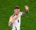 Bild: Marcus Brandt/dpa
Deutschlands Toni Kroos winkt ins Publikum, gegen Spanien wird er mit zu den Schlüsselspielern gehören.