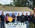 Bild: jma
Raiffeisenbank-Geschäftsstellenleiterin Gerda Deinzer (Zweite von links) überreicht dem stellvertretenden Kommandanten Stefan Neukam (Dritter von links) den Scheck zum Feuerwehr-Jubiläum und den Kicker für die Jugend.