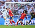 Bild: Tom Weller/dpa
Spaniens Marc Cucurella (M) bekommt den Schuss von Deutschlands Jamal Musiala an den Arm.