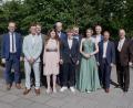 Bild: usc
Die vier jungen Leute vorne schafften Spitzennoten (von links): Christian Breßling 1,0, Victoria Welsch 1,1, Valentin Böhm 1,1, und Nika Kempf 1,2. Dahinter von links Elternbeiratsvorsitzender Wolfang Roggenhofer, stellvertretender Schulleiter Josef Eckert, stellvertretender Landrat Michael Rischke, OB Michael Cerny, die Landtagsabgeordneten Harald Schwartz und Bernhard Heinisch sowie Schulleiter Martin Wurdack.