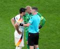 Bild: Marcus Brandt/dpa
Nur die Kapitäne der Teams dürfen auch künftig im Europapokal nur noch mit dem Schiedsrichter diskutieren.