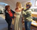 Bild: u
Evi Fritsch (links) und Sabine Wopperer (rechts) passen die Kostüme, die man zum Großteil im Nürnberger Staatstheater einkauft, den Schauspielerinnen (hier Meike Birner, Komtesse Franziska) und Schauspielern an. Eine gewaltige Aufgabe: Beim „Wirtshaus im Spessart“ gibt es rund 30 Sprechrollen und etwa 20 Nebenrollen, die zweimal eingekleidet werden.