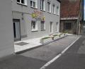 Bild: Thomas Steiner/exb
Bei der BRK-Kita Sonnenschein in Sulzbach-Rosenberg wurde nun auch der Hof erneuert: Cremefarbene Pflastersteine mit Blumenkästen und Sitzbänke schauen schön aus und laden zum Verweilen ein.