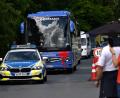 Bild: Federico Gambarini/dpa
Der Bus der deutschen Fußball-Nationalmannschaft wird von der Polizei eskortiert.