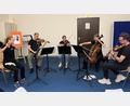 Bild: Andrea Hetschger/exb
Von links: Ivanna Ternay (Querflöte), Michael Friedrich (Violine), Karin Löffler (Violine), Uta Zenke-Vogelmann (Violoncello), Benedict Hames (Bratsche) sprachen und musizierten mit Sophie-Scholl-Realschülerinnen.