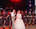 Bild: Bernd Stengl/exb
Das Brautpaar mit der Showtanzgruppe des TSV Reuth.