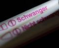 Symbolbild: Marijan Murat/dpa
Die Bundesregierung will Schwangere künftig stärker vor Abtreibungsgegnern schützen.