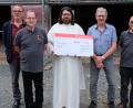 Bild: do
Das Richtfest nutzte die Kolpingsfamilie mit Jürgen Grundl-Dötsch, Herbert Körper (von links) und Reinhold Graßler (rechts), um für das neue Pfarr- und Jugendheim an Pfarrer Johannes Bosco (Mitte) und Kirchenpfleger Norbert Braun (Zweiter von rechts) einen Spendenscheck in Höhe von 3000 Euro zu überreichen.