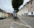 Bild: Andreas Royer 
Der Kugelplatz in der Sulzbacher Altstadt ist in zwei Ebenen unterteilt. Die Flächen werden dort überwiegend für den ruhenden und fließenden Verkehr genutzt. Zur Steigerung der Attraktivität schlagen die Städteplaner im oberen Bereich eine Aufenthaltszone vor. Den Platz dafür will man durch eine Einbahnregelung in der Bergstraße erreichen.
