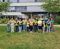 Bild: Uli Radl/exb
Den Kindern gratulierten (hinten, von links) Schulleiterin Gisela Lehnerer, Ralf Dittrich, Michael Kohl, 2. Bürgermeister Günther Koller, Nicole Mende, die Polizeihauptmeister Philipp Böhme und Andreas Trenz, Fabian Wocelka und Studienrätin Anna-Nadine Vogel zur bestandenen Radfahrprüfung.