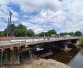 Bild: bl
Noch etwa drei Monate müssen sich die Verkehrsteilnehmer gedulden, bis sie in Schwarzenfeld über die neue Naabbrücke fahren können. Bis dahin geht es mit Ampel und halbseitiger Sperrung über die Behelfsbrücke. Ein Vollsperrung ist nur noch für die Phase der Umlegung angedacht.
