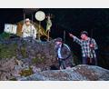 Bild: Florian Miedl/fph
Bauer (Peter Hohenecker) und Bua (Manuel Karadeniz) auf der Pirsch. Watzmann Junior (Andreas Hoppe) beobachtet die beiden und versucht, den noch zweifelnden Jungen auf den Berg zu locken.