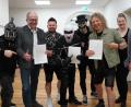 Bild: kaz
Die Metal-Band Hämatom feiert 2024 ihr 20-jähriges Bestehen mit einem Open-Air-Konzert auf dem Kemnather Stadtplatz. Die Verträge sind unterschrieben. Von links: Jacek "Ost" Zyla, Roman Schäffler, Thorsten "Nord" Scharf, Frank "Süd" Jooss sowie die Troglauer Mike Raps (Dritter von links), Thomas "Domml" Wöhrl (Zweiter von rechts) und Carolin Böckl vom Stadtmarketing.