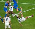 Bild: Ebrahim Noroozi/AP
Englands Jude Bellingham erzielt per Fallrückzieher das Tor zum 1:1. Nach seinem umstrittenen Jubel erhielt er nun eine Geldstrafe.