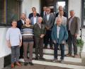 Bild:  Landratsamt Neustadt/Marcel Weidner/exb
Landrat Andreas Meier (Zweiter von links) und Leitender Vermessungsdirektor Hermann Prölß (rechts) zeichnen langjährige Feldgeschworene aus. Thomas Gmelch und Josef Kiesl werden für 25 Jahre, Wilhelm Frank für 40 Jahre und Josef Franz sogar für 50 Jahre gewürdigt (1.Reihe stehend von links).