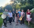 Bild: Lieselotte Waldherr
Das Oberviechtacher Ensemble „Windflieger“ interpretiert Volksmusik und altdeutsche Lieder im neuen Klang. Mit dabei sind (von links) Christoph Ahlemeyer, Judith Schneeberger, Sonja Pronold, Herbert Hagl, Maria Ahlemeyer, Heike Hagl, Ulrike Schwingl und Anna Waldherr.