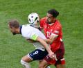 Bild: David Inderlied/dpa
Englands Harry Kane (l) und der Schweizer Ricardo Rodriguez kämpfen um den Ball.