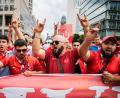 Bild: Christoph Soeder/dpa
Türkische Fans zeigen den Wolfsgruß.