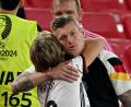 Bild: Federico Gambarini/dpa
Toni Kroos (rechts) umarmt nach der Niederlage seine Mutter Birgit Kroos.