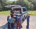 Bild: Waldkindergarten "Die Goldbacher Wurzelzwerge"/exb
Polizeioberkommissar Carsten Landgraf von der Polizeiinspektion Kemnath zeigte den Kinder, was sich im Kofferraum eines Einsatzwagens befindet.