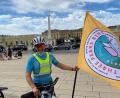 Bild: Reger
Josef Reger kurz vor dem Start in Wien bei Schloss Schönbrunn. Auf der Fahne ist das Logo des "Three Peaks Bike Race" zu sehen.