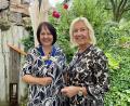 Bild: Krones
Präsidentinnen-Wechsel bei "Inner Wheel" Weiden: Ulrike Küblbeck (rechts) übergibt die Amtskette an ihre Nachfolgerin Annett Kamm.
