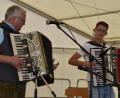 Bild: hcz
Alt und Jung musizieren zusammen: Thomas Fritsch (Pirk) und Felix Lutter (Rehau) am Akkordeon.