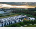 Bild: Stefan Preitschaft
Ein Blick auf eines der Moedel-Gebäude im Industriegebiet Nord und auf das Festzelt, in dem das 50-jährige Bestehen mit 230 Gästen gefeiert wurde.