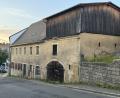 Bild: Eichl
Die ungefähr 200 Jahre alte denkmalgeschützte Schmiede an der Vohenstraußer Straße wird saniert und zu Wohn- und Büroräumen umgebaut.