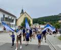 Bild: gri
Weiß und blau sind die Farben des SV Freudenberg. Diese Farben prägten auch den Festzug durch das Dorf.