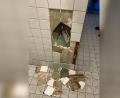 Bild: Polizeiinspektion Neustadt a. d. Waldnaab 
Bereits vor ein paar Wochen zerstörten Unbekannte die Trennwände der Toilette.