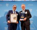 Bild: Alexander von Spreti/exb
Thomas Hanauer und Andreas Weidmüller (von rechts) nehmen den Preis in München für die Firma EMZ entgegen.