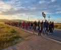 Bild: Ina Piehler
Die Fußwallfahrer aus der Pfarreiengemeinschaft Johannisberg unter der aufgehenden Morgensonne.
