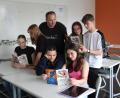 Bild: Stiftland-Gymnasium/exb
Studiendirektor Hans-Jürgen Schmelzer mit Schülerinnen und Schülern bei der Lektüre der Jubiläumsausgabe der "Kreativ".