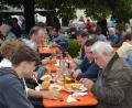 Bild: dob
Viele Gäste geben sich beim BRK-Fest in Vohenstrauß bereits zum Mittagstisch ein Stelldichein im Rotkreuzgarten.