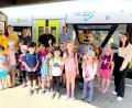 Bild: Bundespolizei/exb
Die Kinder und Erzieherinnen des Kinderhauses St. Barbara aus Weiherhammer besuchen die Bundespolizei samt Bär Toni, das Maskottchen der Dienststelle, am Bahnhof Weiden.