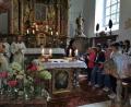 Bild: hzi
Kinder- und Jugendchor feiern gemeinsam mit den Ministranten und Professor Hans Gradl den samstäglichen Gottesdienst.