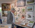 Bild: hdk
Freude bereitet den Besuchern die Bilderausstellung des verstorbenen Malers Ernst Melchner in Eschenfelden.
