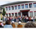 Bild: sl
Die Schüler der Grundschule Leuchtenberg ernten für ihren Gesang im Hof der Schule, Applaus.