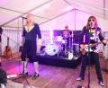 Bild: war
Die Coverband "Ballroom Blitz – TheSweetTribute" rockt im Zelt auf dem Sportplatz des SV Etzenricht kräftig ab.