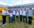 Bild: Oswald Zintl/exb
Ehrungen bei der Firma Höfer: Im Bild von links Geschäftsinhaber Rainer Höfer, Armin Wallig, Hartmut Polak, Sven Sommerer, Dominic Perschke, Armin Kumeth sowie Marek Lichoved.