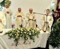 Bild: R. Kreuzer
Fünf Geistliche zelebrieren mit den Bewohnern aus Engleshof den Kirchweih-Gottesdienst im Zelt. Zugleich feiert Monsignore Andreas Uschold (Zweiter von rechts) das goldene Priesterjubiläum.