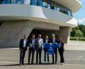 Bild: Annika Ebel/exb
BHS Corrugated aus Weiherhammer bleibt Hauptsponsor bei den Blue Devils Weiden. Darüber freuen sich (von links) Franz Vodermeier (Geschäftsführer, Blue Devils Weiden), Lars und Christian Engel (Geschäftsführer, BHS Corrugated), Jürgen Rumrich (Sportlicher Leiter, Blue Devils Weiden), Thomas List (CFO, BHS Corrugated) und Sabrina Melischko (Leitung Sponsoring, Blue Devils Weiden).